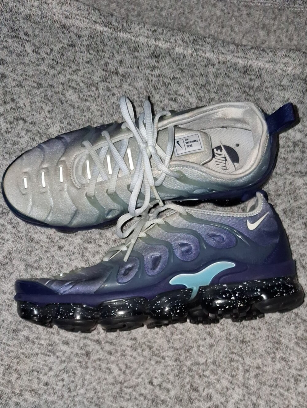 Nike Men's Navy Blue and Light Gray Gradient VaporMax-style Sneakers